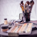 Thuis je make-up doen. Wat heb je nodig?