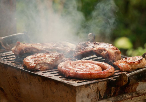 Hoe lang mag vlees buiten de koelkast liggen tijdens een barbecue bij 30 graden?