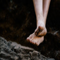 Blootvoets wandelen: hoe het je geluk en gezondheid kan verbeteren