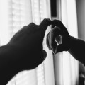 Wat betekent 'kijken naar wat echt van belang is' in het dagelijks leven?